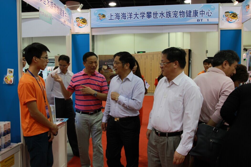 上海市农委孙雷主任饶有兴致参观了展位并希望潘教授在市区增设水族宠物医疗点
